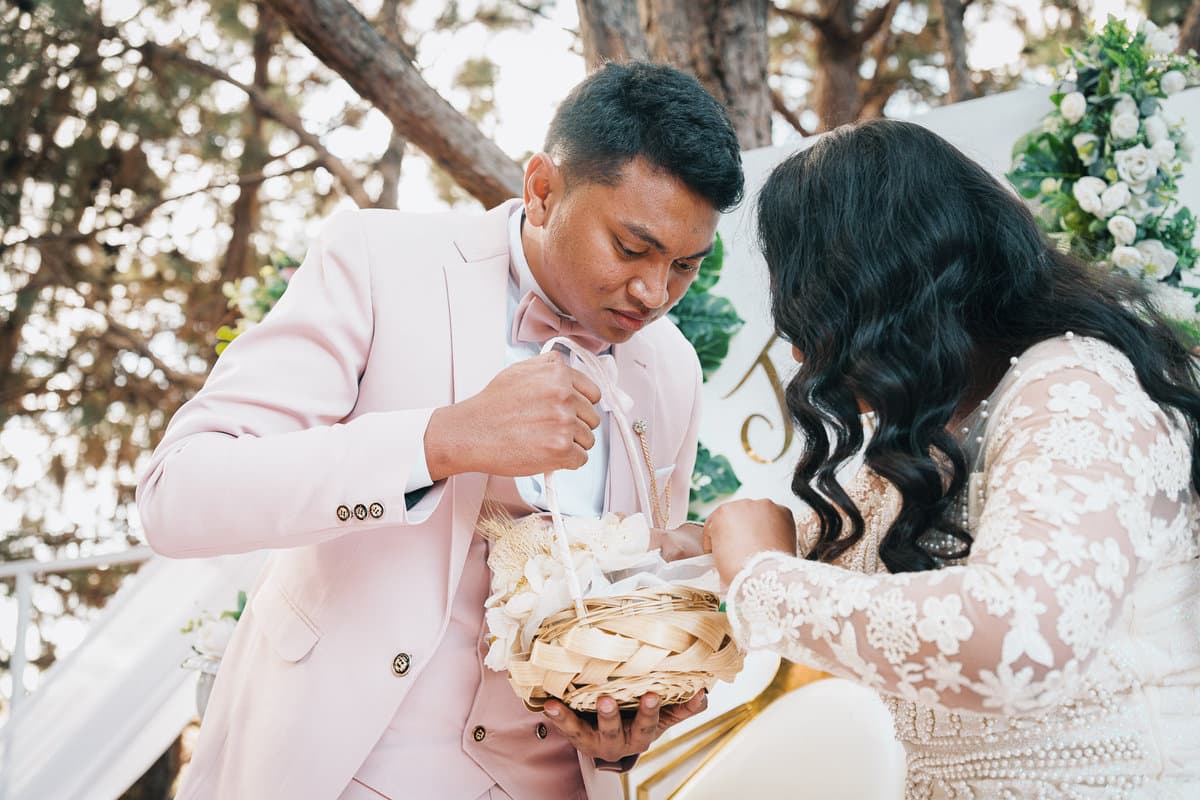 Échange des alliances pendant la cérémonie, en extérieur.