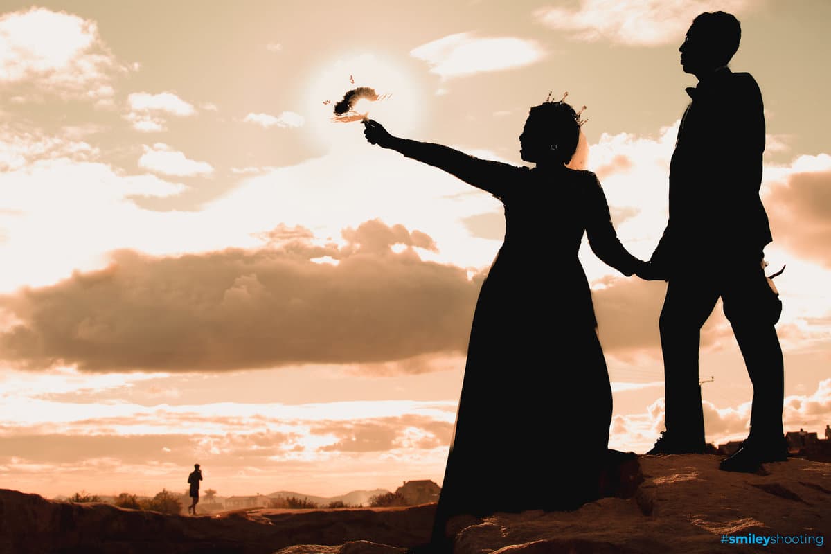 Les mariés en contre-jour, au coucher du soleil.