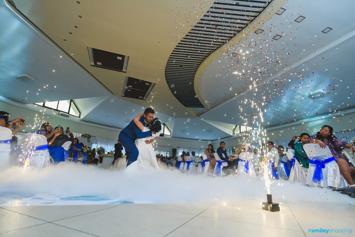 Première danse des mariés en salle de réception.